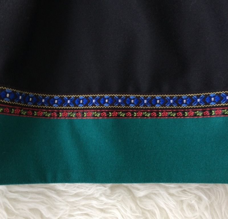 SOLGT Festdrakt Astrid sort med blomster nr.13