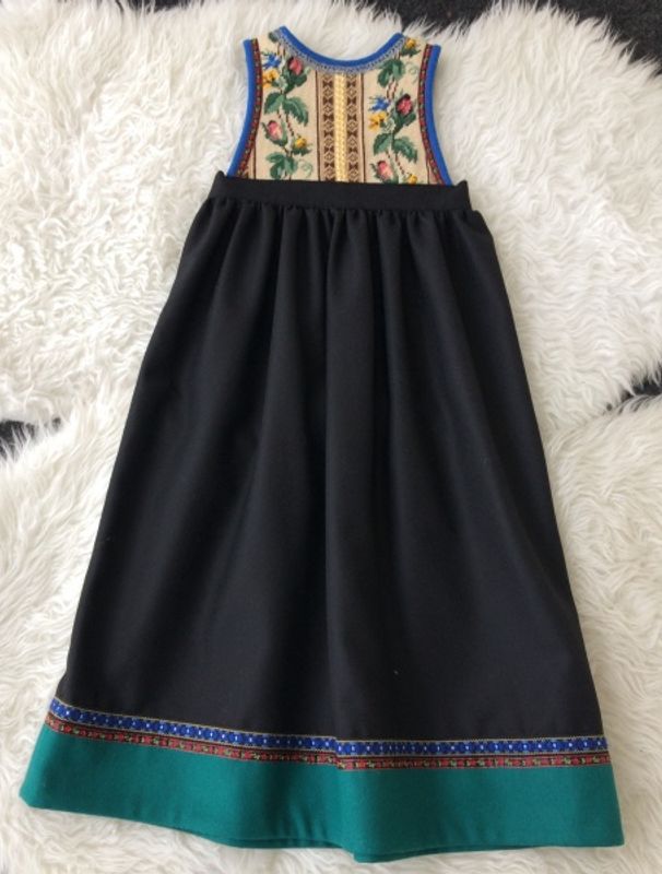 SOLGT Festdrakt Astrid sort med blomster nr.13