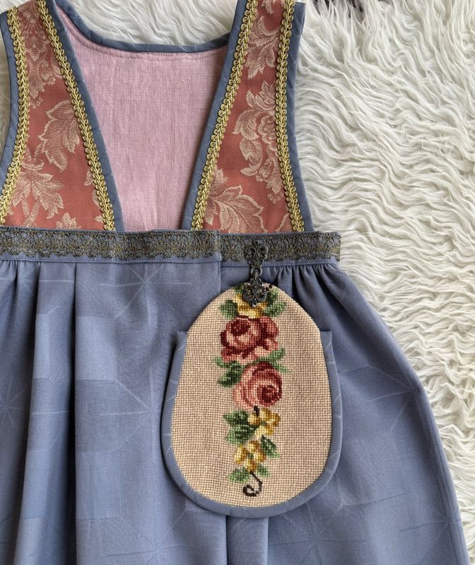  X SOLGT Festdrakt Astrid blågrå/rosa fugl 1