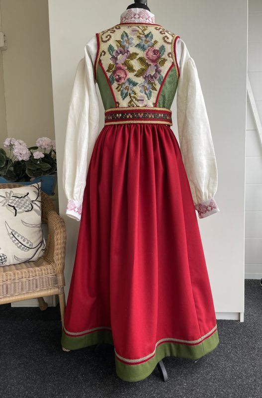 X SOLGT Festdrakt Aurora rød/grønn