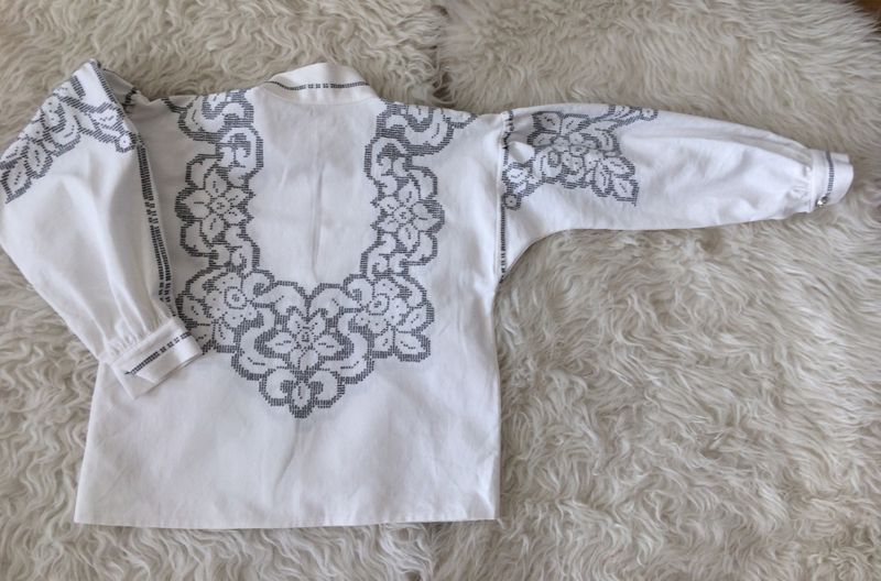 X SOLGT Festdraktskjorte Trine med grått broderi 