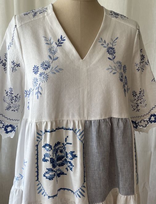 Hovedbilde X SOLGT Kjole hvit med blått 