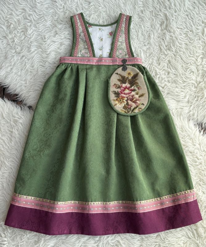 SOLGT Festdrakt Astrid grønn og rosa 3