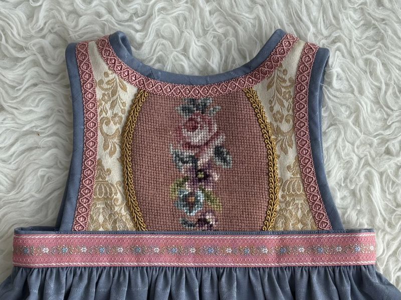 SOLGT Festdrakt Astrid blå og gul 