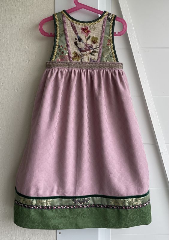 X SOLGT Festdrakt Astrid rosa med fugl