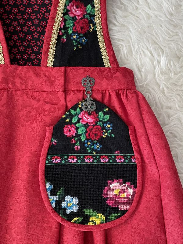 X SOLGT Festdrakt Astrid rød og sort med roser