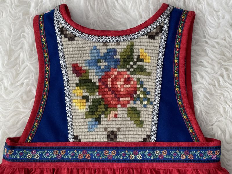 X SOLGT Festdrakt Astrid rød/kongeblå med roser