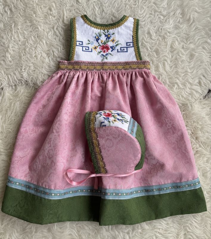 SOLGT Festdrakt Astridliten rosa og grønn 2