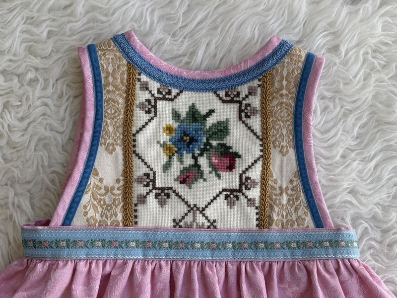 Festdrakt Astrid rosa/gul/blå 2