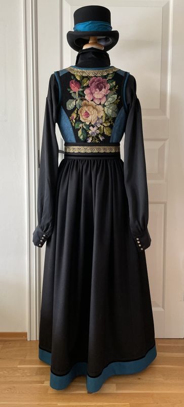 X SOLGT Festdrakt Augusta petrol/sort/gull