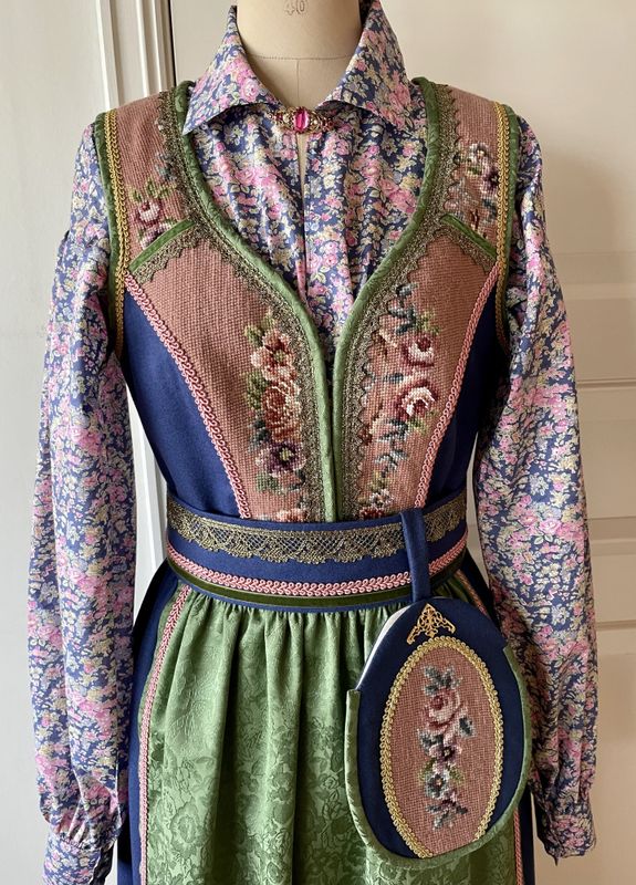 SOLGT  Festdraktskjorte Amanda Liberty Tatum